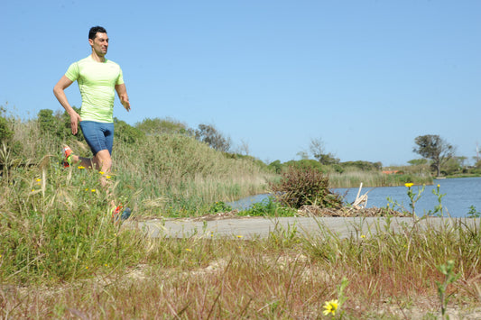 Como o treino com bandas, escadas e resistência melhora comprovadamente a performance na corrida